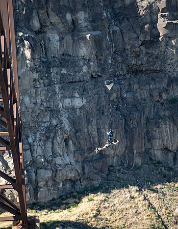 Base jumping sequence off Perrine bridge