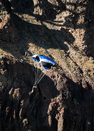 Base jumping sequence off Perrine bridge