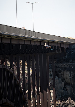 Base jumping sequence off Perrine bridge